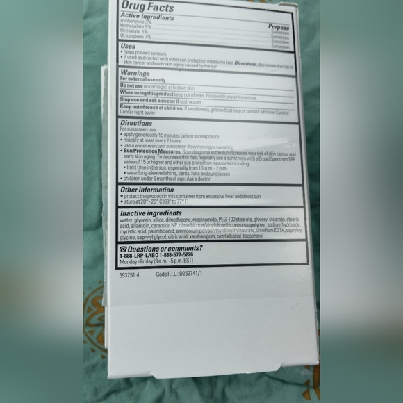 La Roche-Posay 30 SPF Face Moisturizer 3 pack - Picture 4 of 6